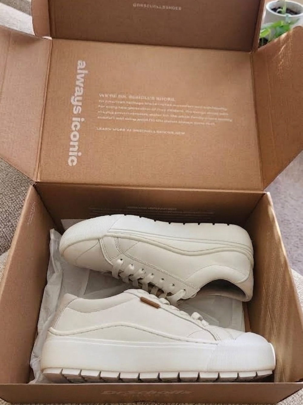 Classic Woman's Low-Top Sneakers in Off-White